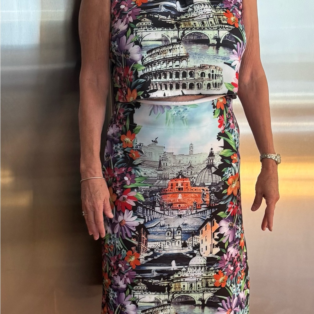Elegant Cityscape Floral Skirt Set - Picture 3 of 11